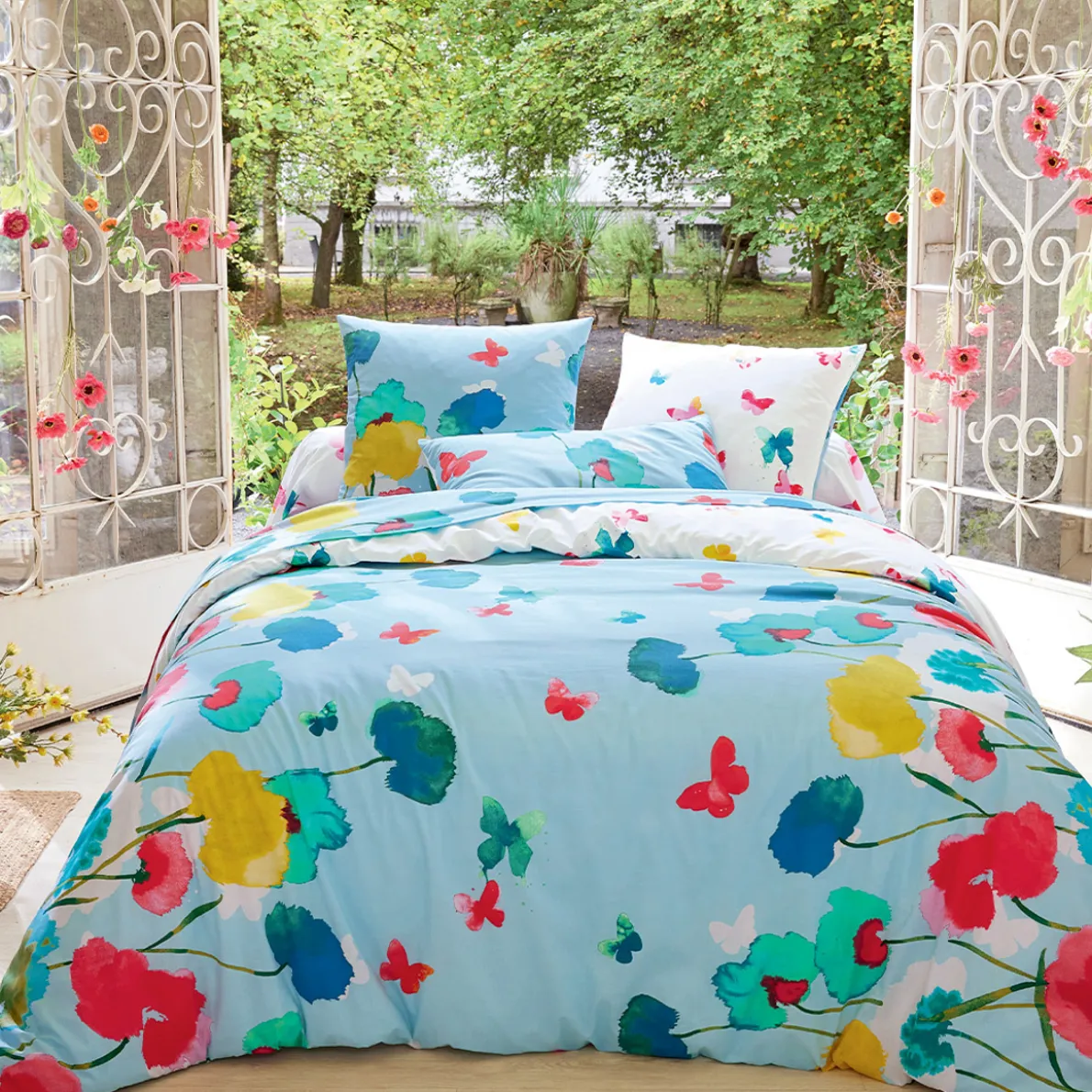 Couché dans les fleurs Taie d'oreiller