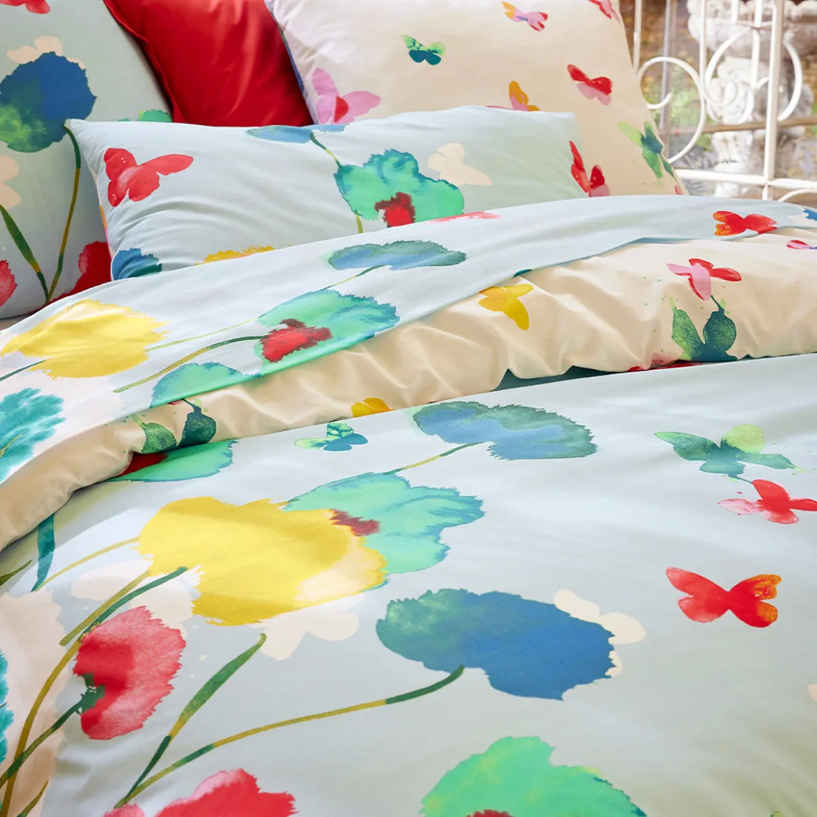 Couché dans les fleurs Taie d'oreiller