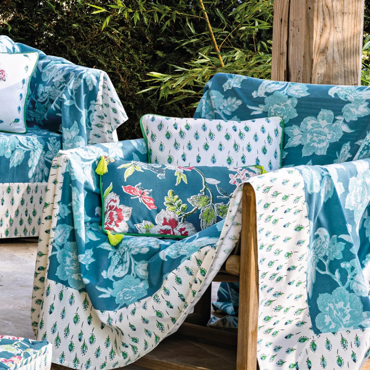 Un oiseau sur la branche Coussin