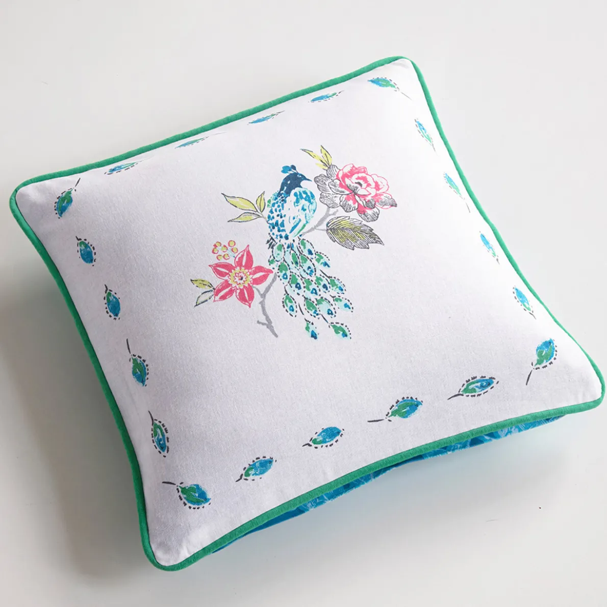 Un oiseau sur la branche Housse de coussin